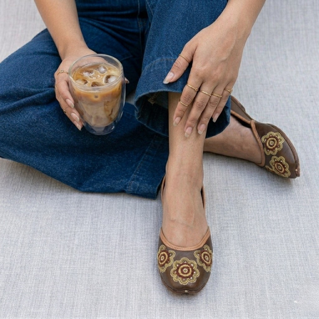 Brown Blossom Juttis