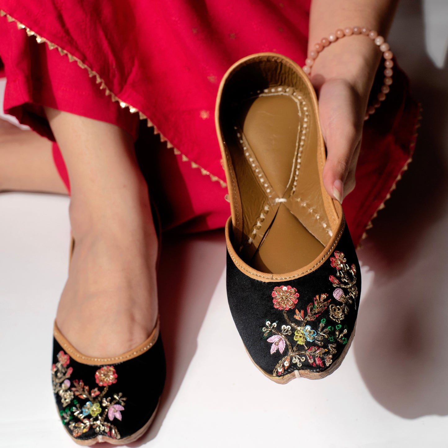 Noori Black Juttis
