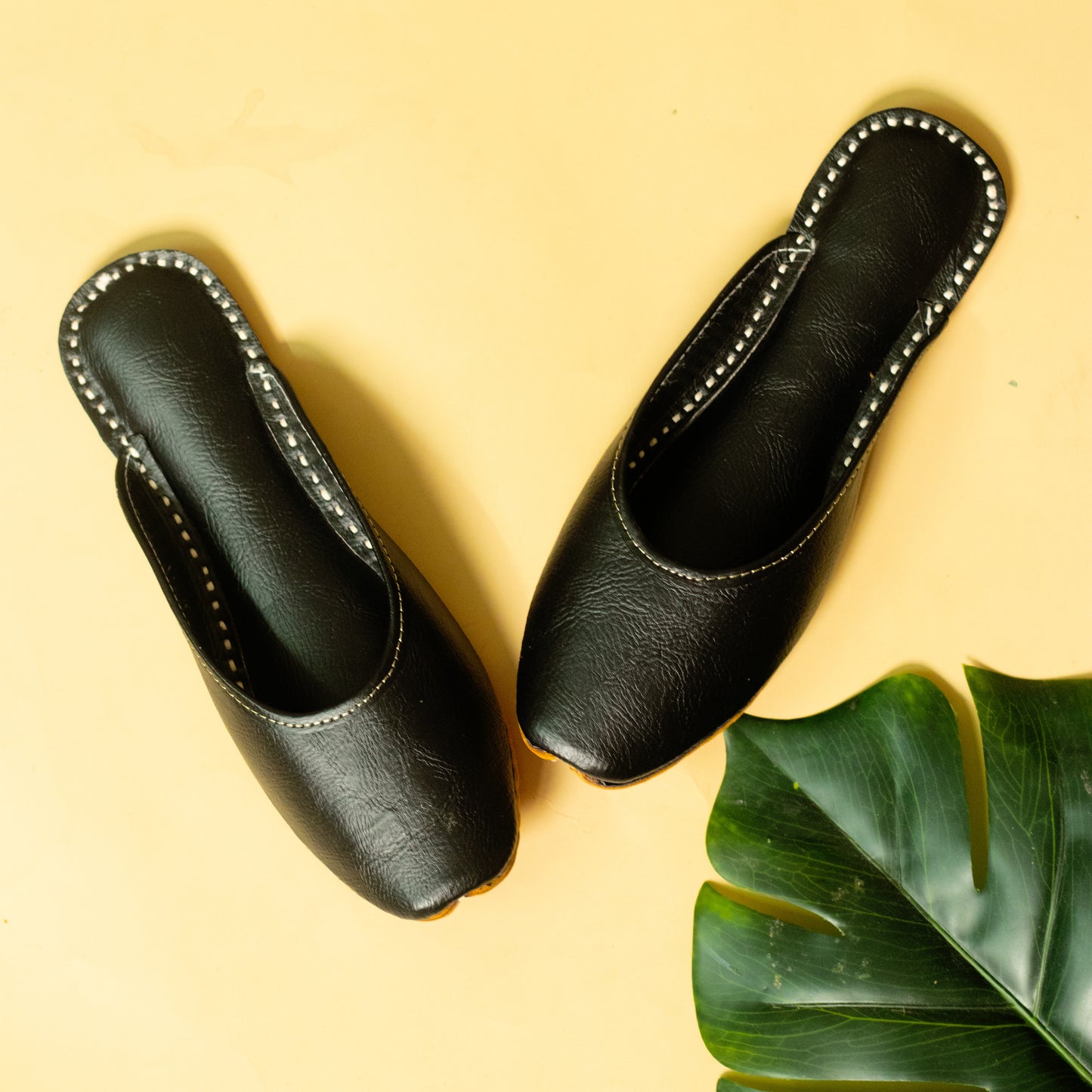 Black Slip-on Juttis