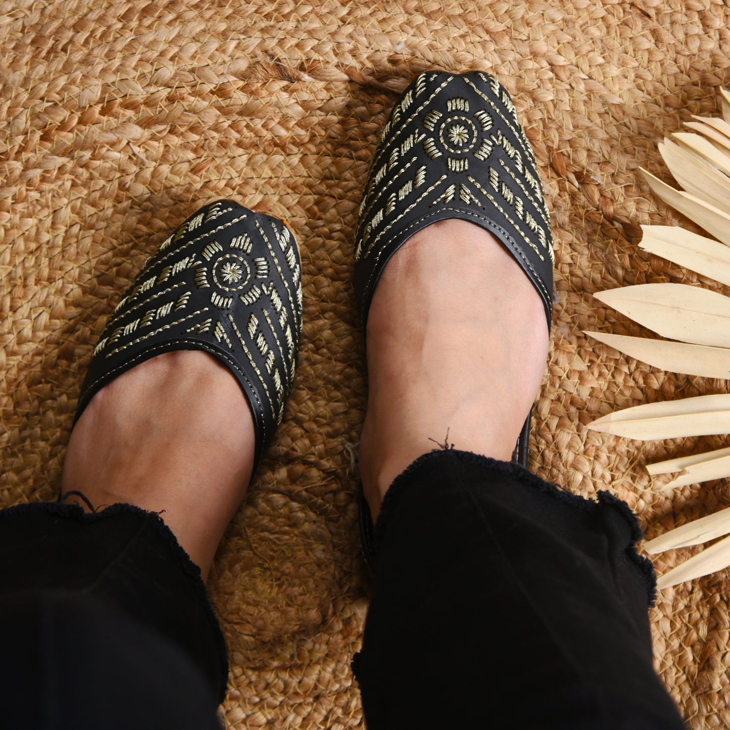 Ehsaas Black Juttis