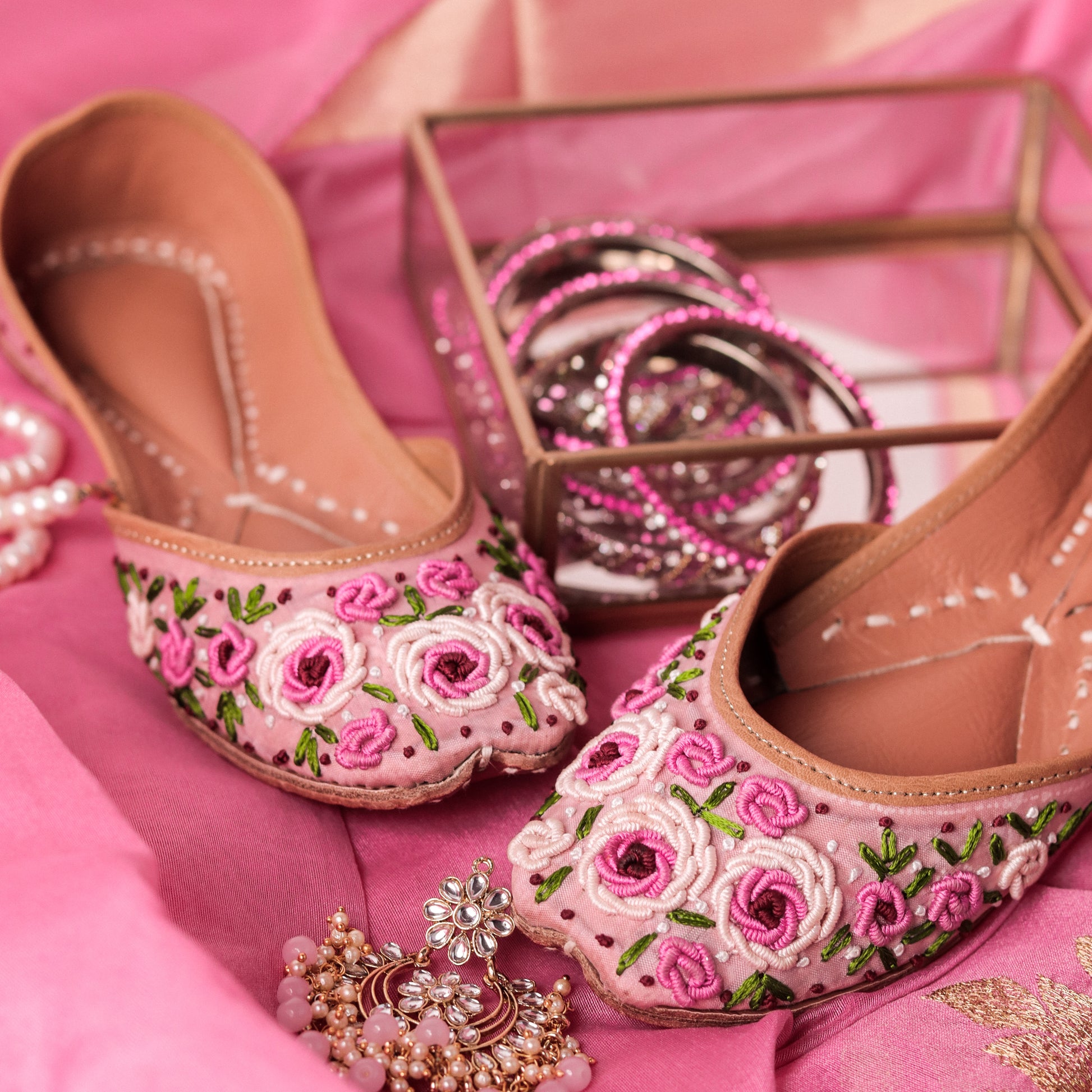 Pink jutti