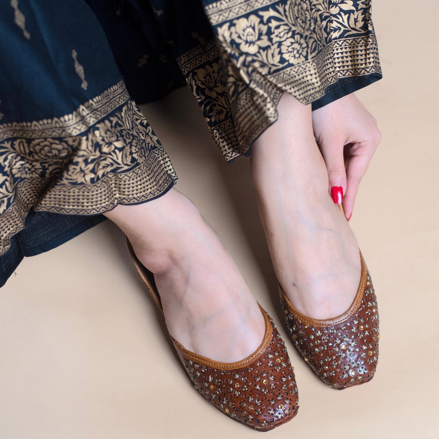 Tanishq Brown Juttis