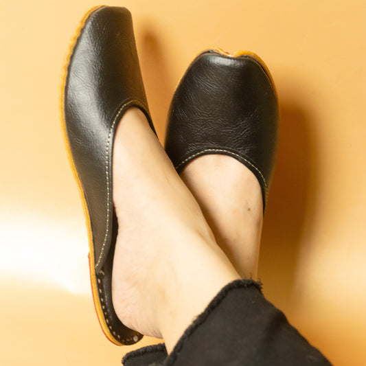 Black Slip-on Juttis