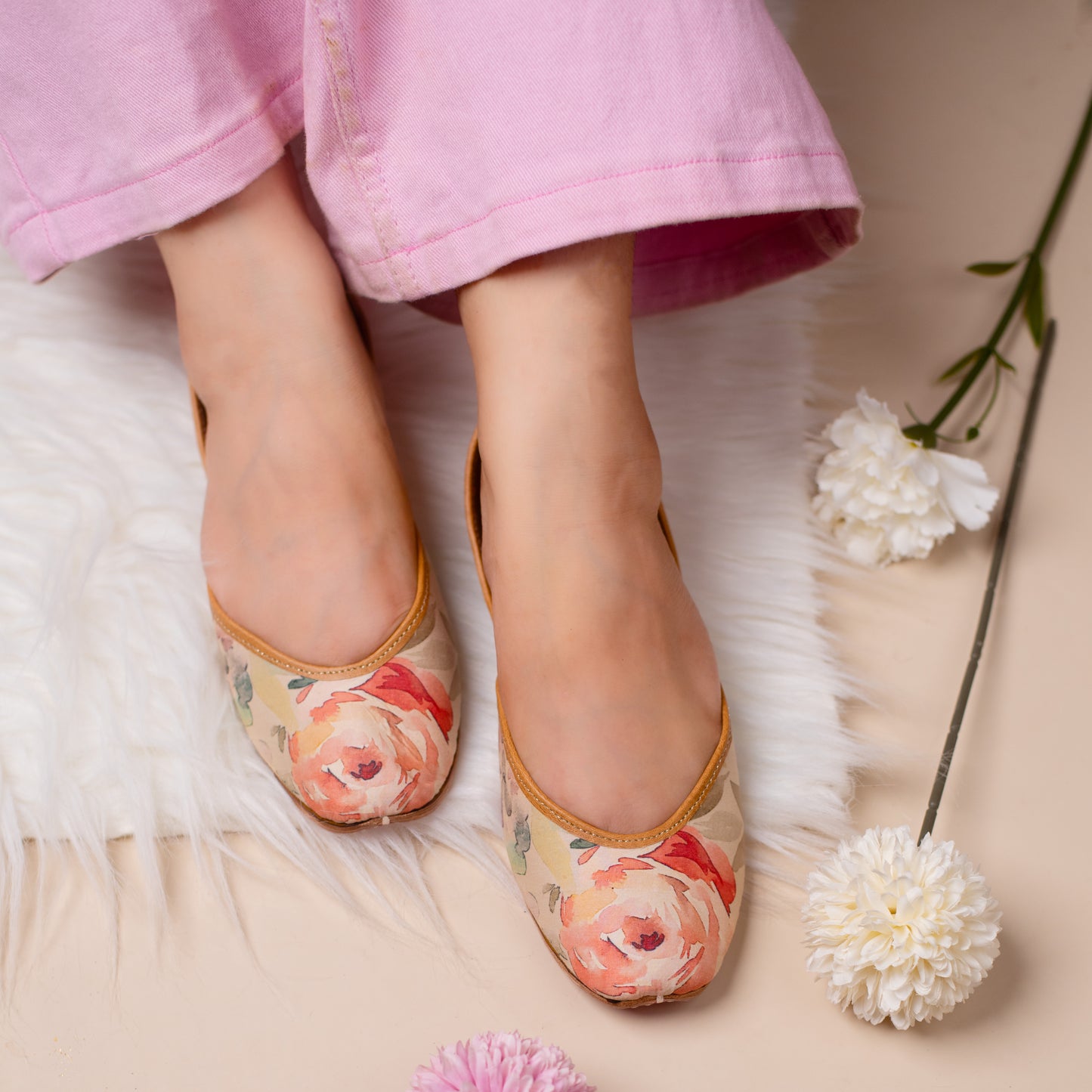 Pretty Floral Juttis