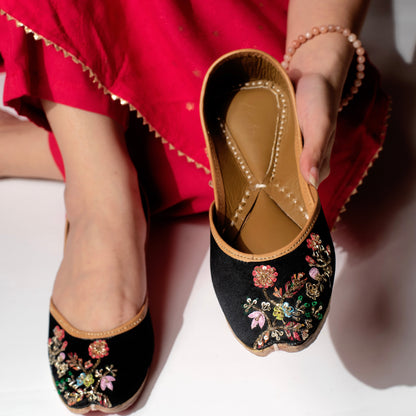 Noori Black Juttis