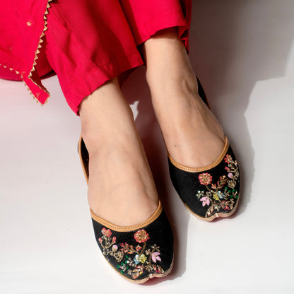 Noori Black Juttis
