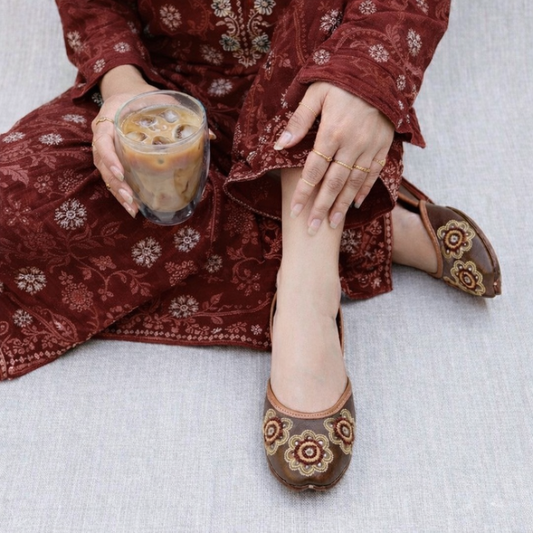 Brown Blossom Juttis