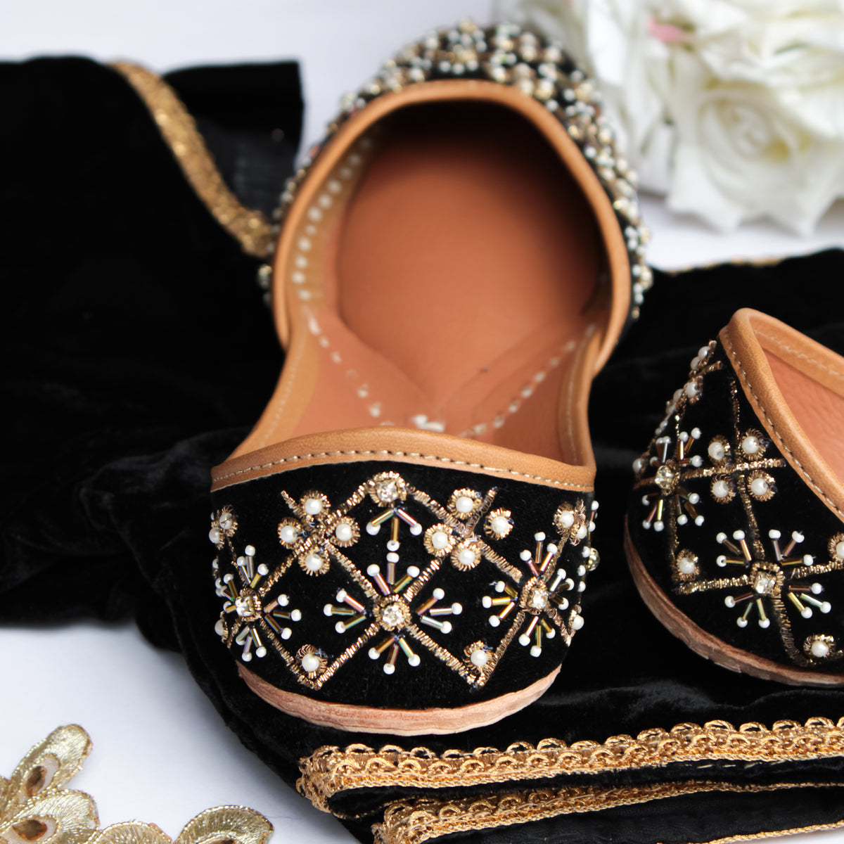 Kaynat Buy beautiful Kaynat Black Juttis Online – HazelThread