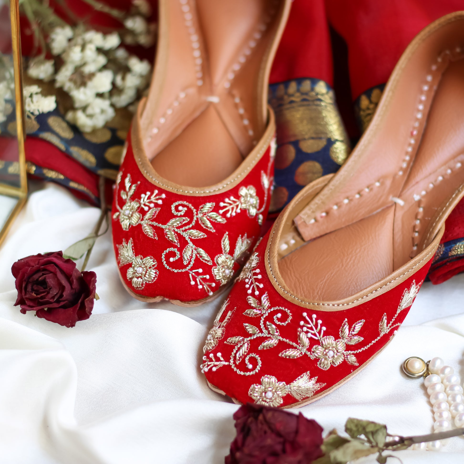 red bridal jutti