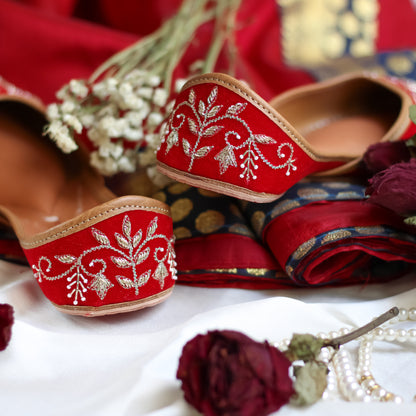 red bridal jutti